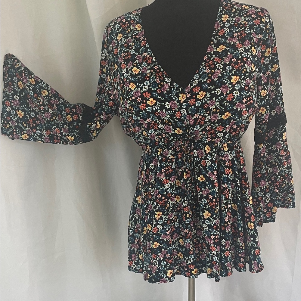 Floral V-Neck Bell Sleeve Blouse size Medium